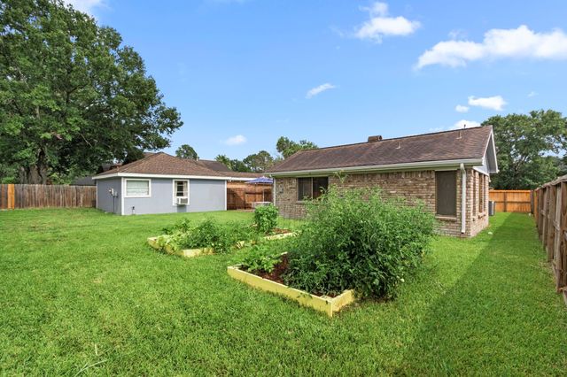 815 Millpond Drive, Sugar Land, TX 77498