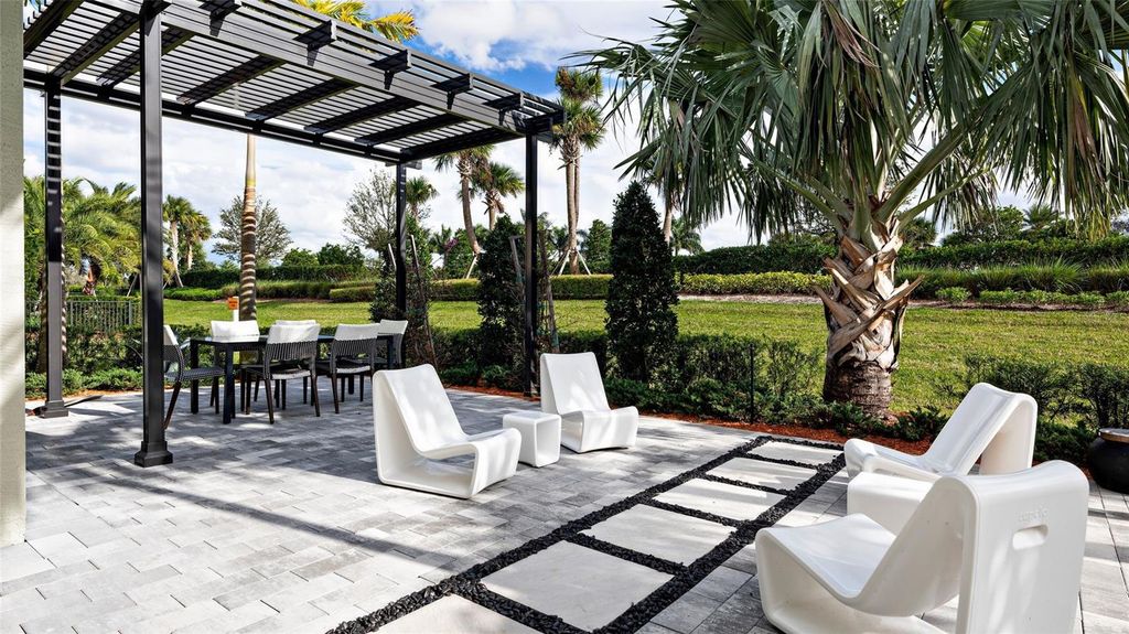 Image 4 of property listing at 391 VERONA WAY, Lady Lake, FL 32159