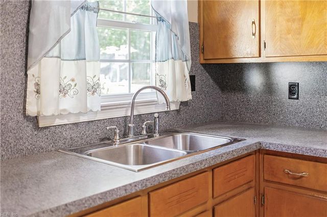 107 Cheadle Loop RD, Seaford, VA 23696