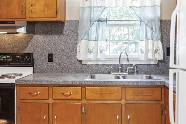 107 Cheadle Loop RD, Seaford, VA 23696