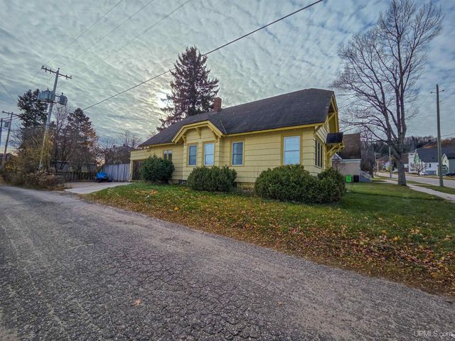213 Lynn Street, Munising, MI 49862