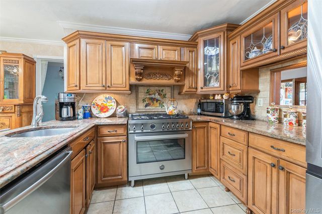 18 Linden Avenue, Kings Park, NY 11754