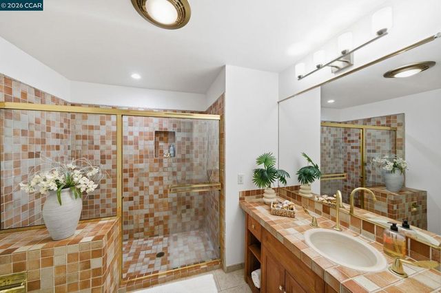 38 Vista Del Mar, Orinda, CA 94563