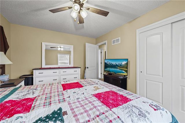 2401 NW LONDON Drive, Blue Springs, MO 64015