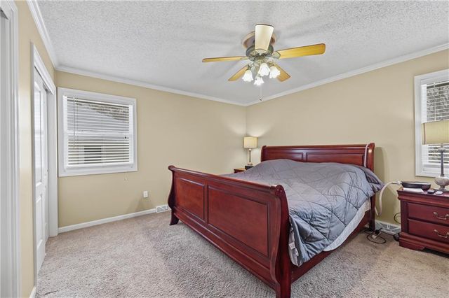 2401 NW LONDON Drive, Blue Springs, MO 64015