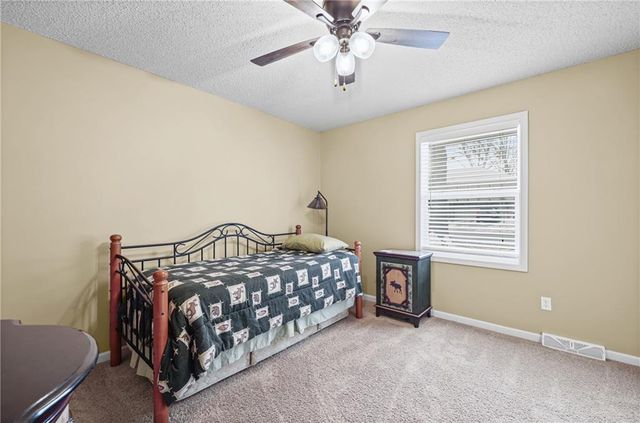 2401 NW LONDON Drive, Blue Springs, MO 64015