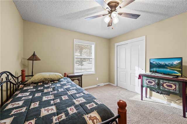 2401 NW LONDON Drive, Blue Springs, MO 64015