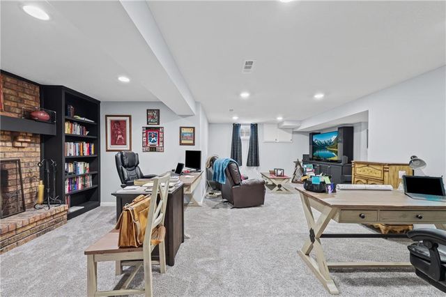 2401 NW LONDON Drive, Blue Springs, MO 64015