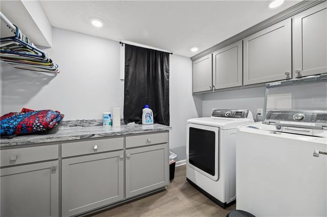 2401 NW LONDON Drive, Blue Springs, MO 64015