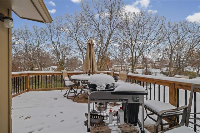 2401 NW LONDON Drive, Blue Springs, MO 64015