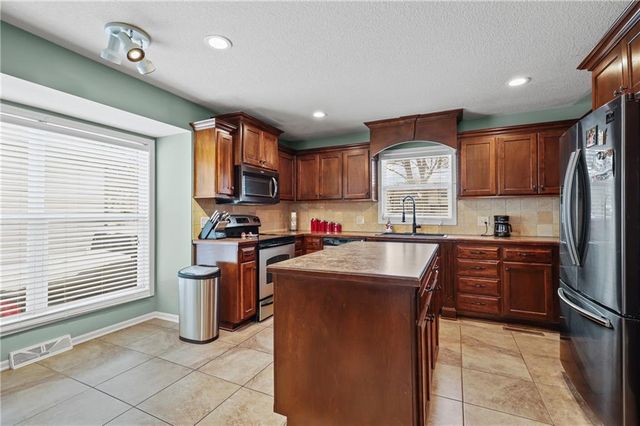 2401 NW LONDON Drive, Blue Springs, MO 64015