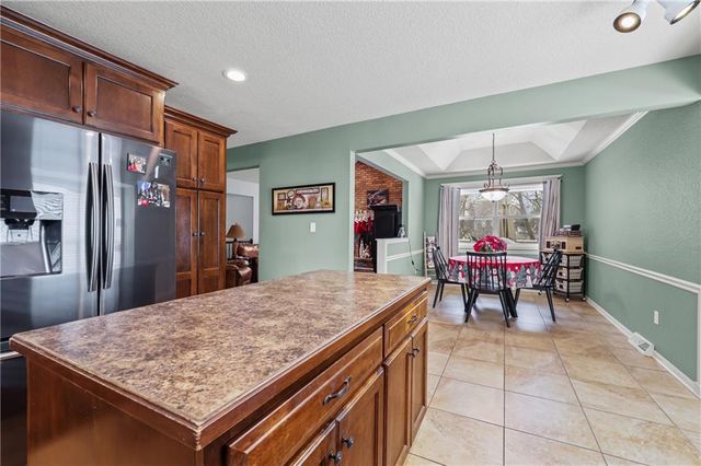 2401 NW LONDON Drive, Blue Springs, MO 64015