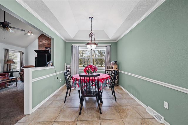 2401 NW LONDON Drive, Blue Springs, MO 64015