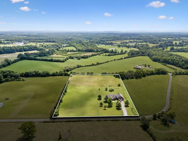 495 Roy Womack Rd, Smithville, TN 37166