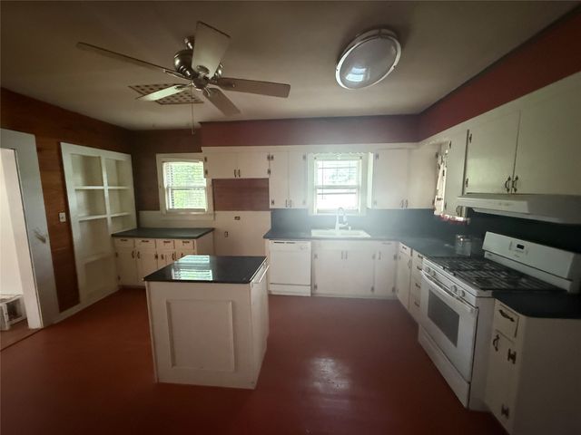 437 Jefferson Street, Pittsburg, TX 75686