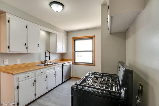 8514 Deerfield Drive, Parma, OH 44129