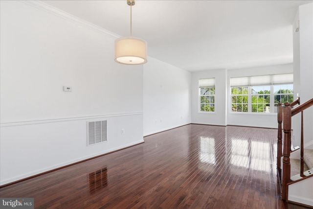 25101 CROXLEY GREEN SQ, Aldie, VA 20105