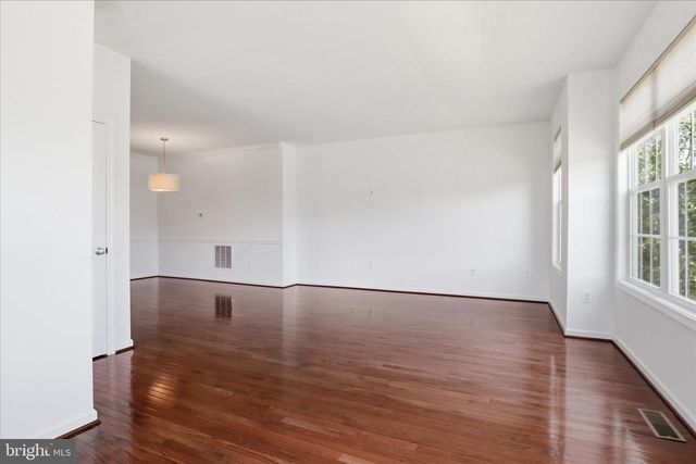 25101 CROXLEY GREEN SQ, Aldie, VA 20105
