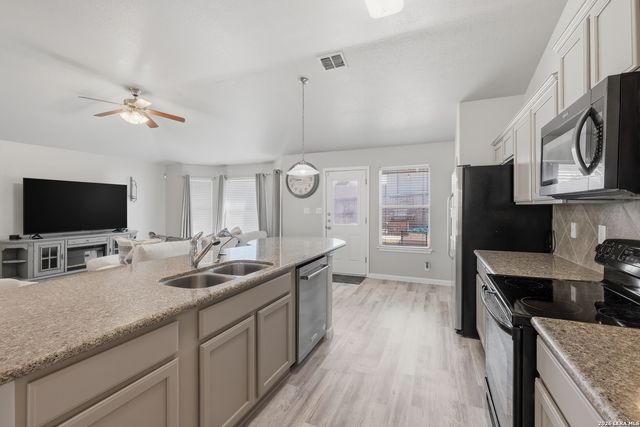 100 Farmview, Cibolo, TX 78108