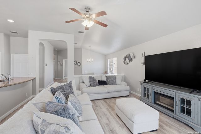 100 Farmview, Cibolo, TX 78108