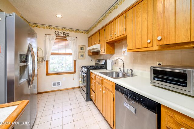 11 Sycamore Lane, Toms River, NJ 08753