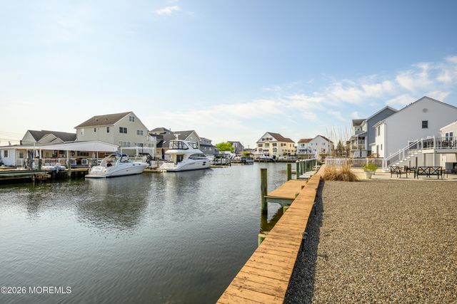 11 Sycamore Lane, Toms River, NJ 08753