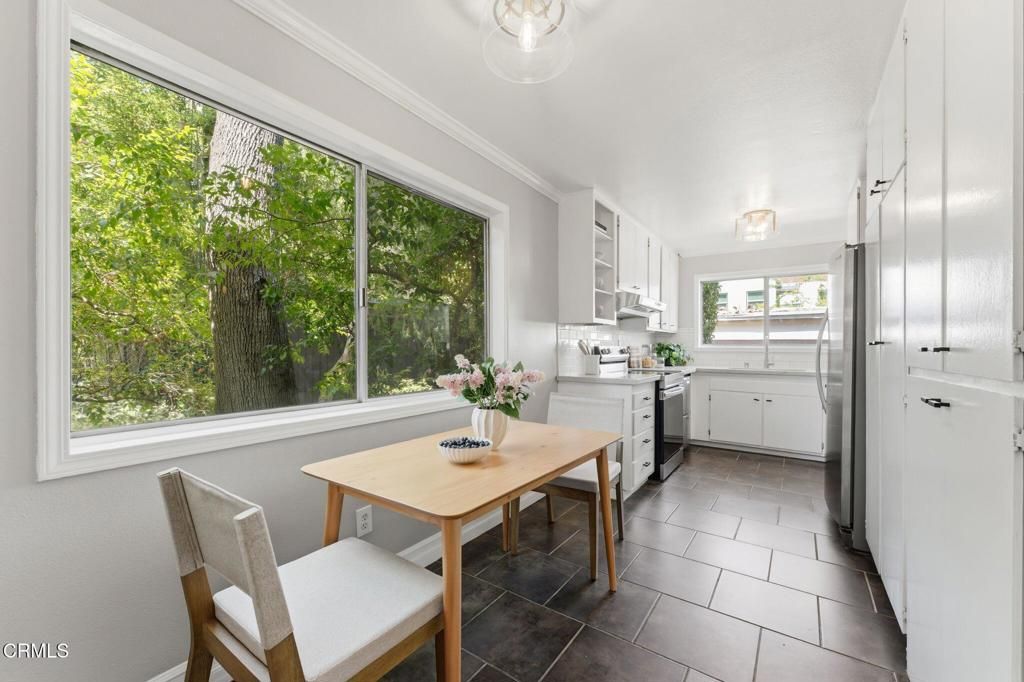Image 8 of property listing at 420 S Madison Avenue 105, Pasadena, CA 91101