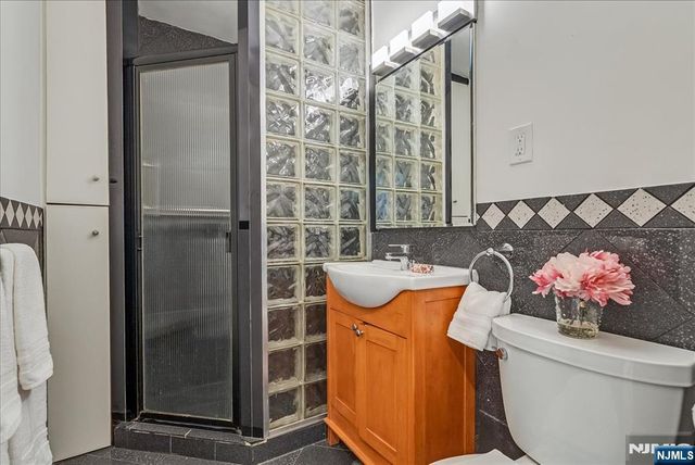 530 Valley Road 5M, Montclair, NJ 07043