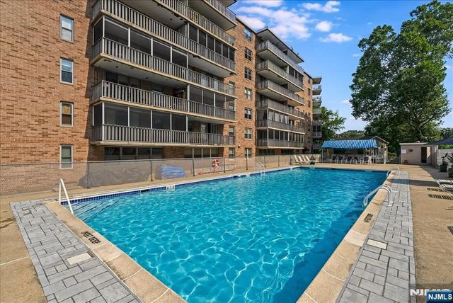 530 Valley Road 5M, Montclair, NJ 07043