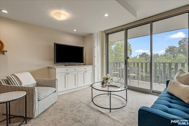 530 Valley Road 5M, Montclair, NJ 07043