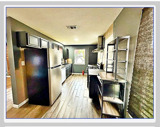 1806 Avenue D, Dickinson, TX 77539