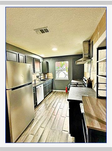 1806 Avenue D, Dickinson, TX 77539