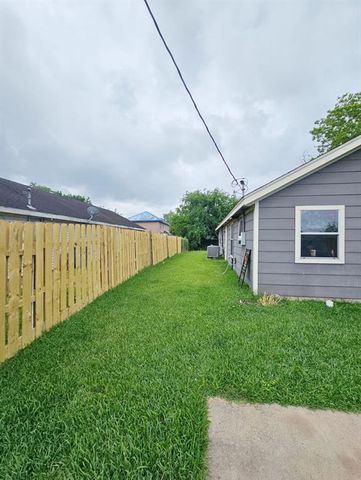 1806 Avenue D, Dickinson, TX 77539