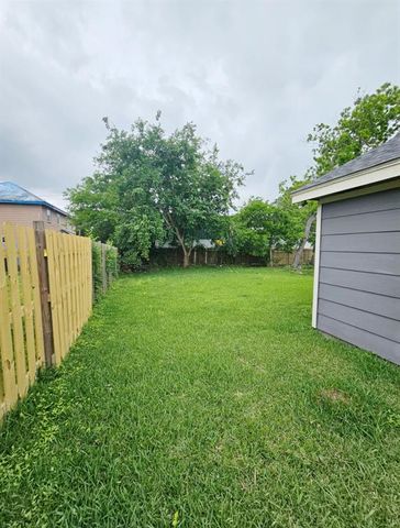 1806 Avenue D, Dickinson, TX 77539