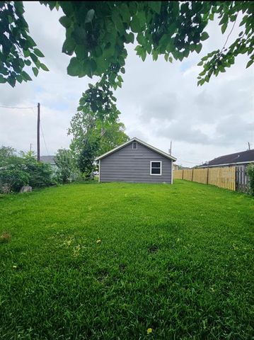 1806 Avenue D, Dickinson, TX 77539