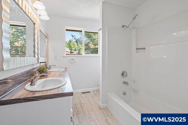 611 NE Bockes Lp, Sheridan, OR 97378