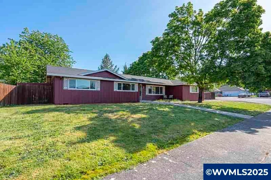 Image 1 of property listing at 611 NE Bockes Lp, Sheridan, OR 97378