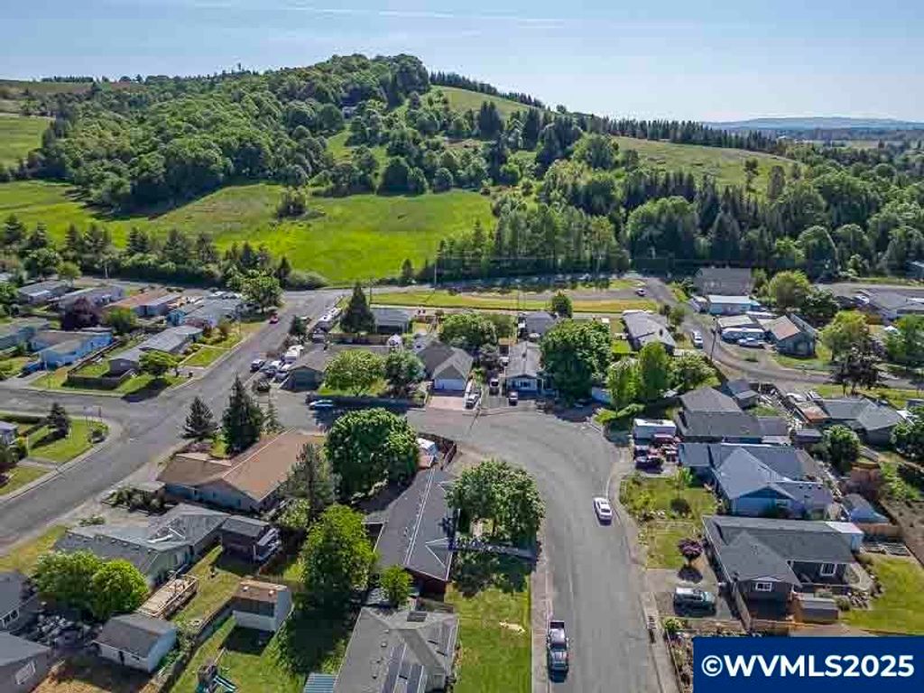 Image 10 of property listing at 611 NE Bockes Lp, Sheridan, OR 97378