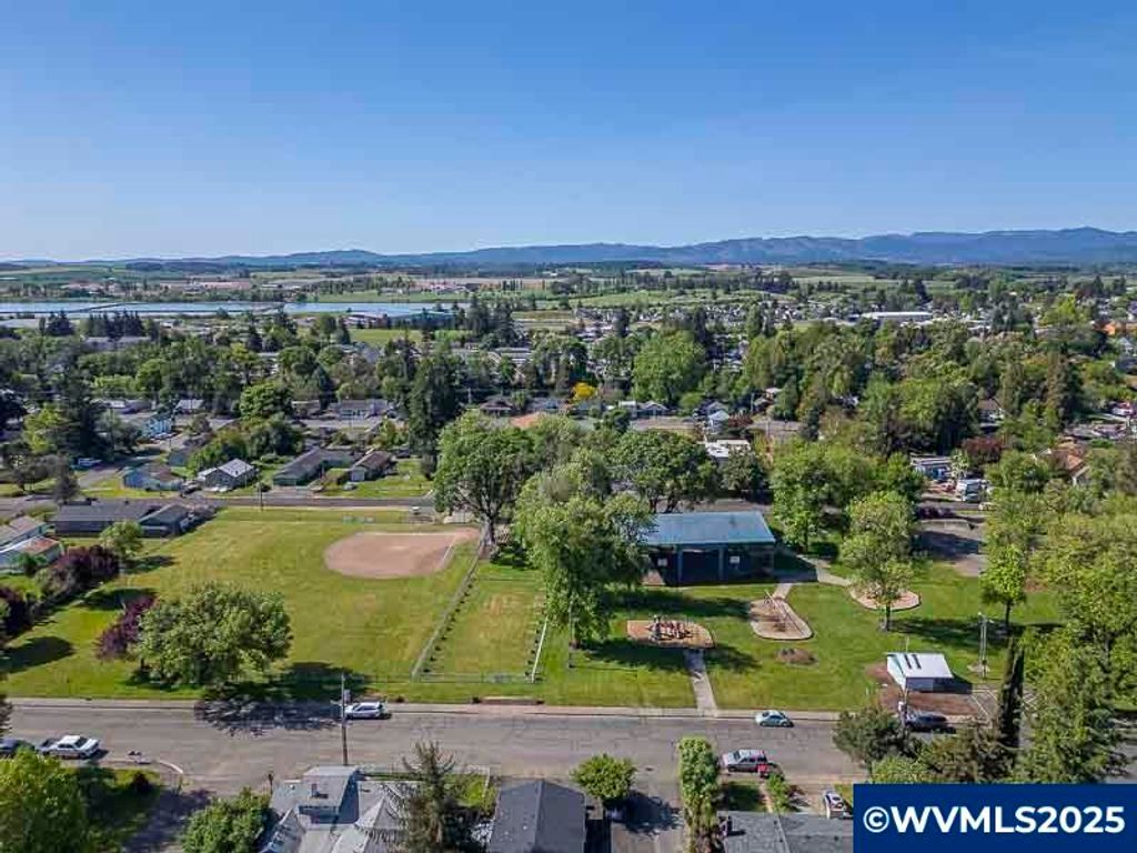 Image 12 of property listing at 611 NE Bockes Lp, Sheridan, OR 97378