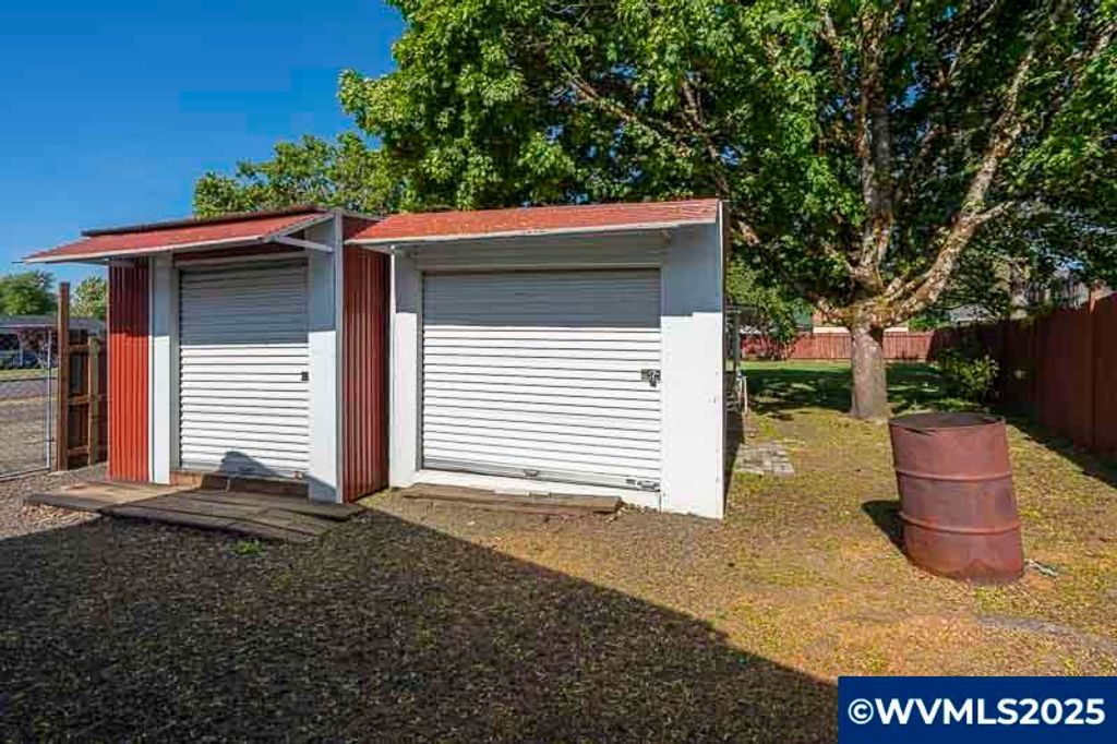 Image 13 of property listing at 611 NE Bockes Lp, Sheridan, OR 97378