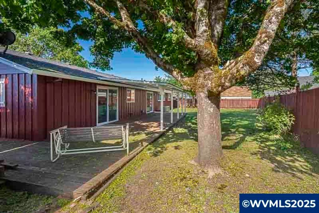 Image 14 of property listing at 611 NE Bockes Lp, Sheridan, OR 97378