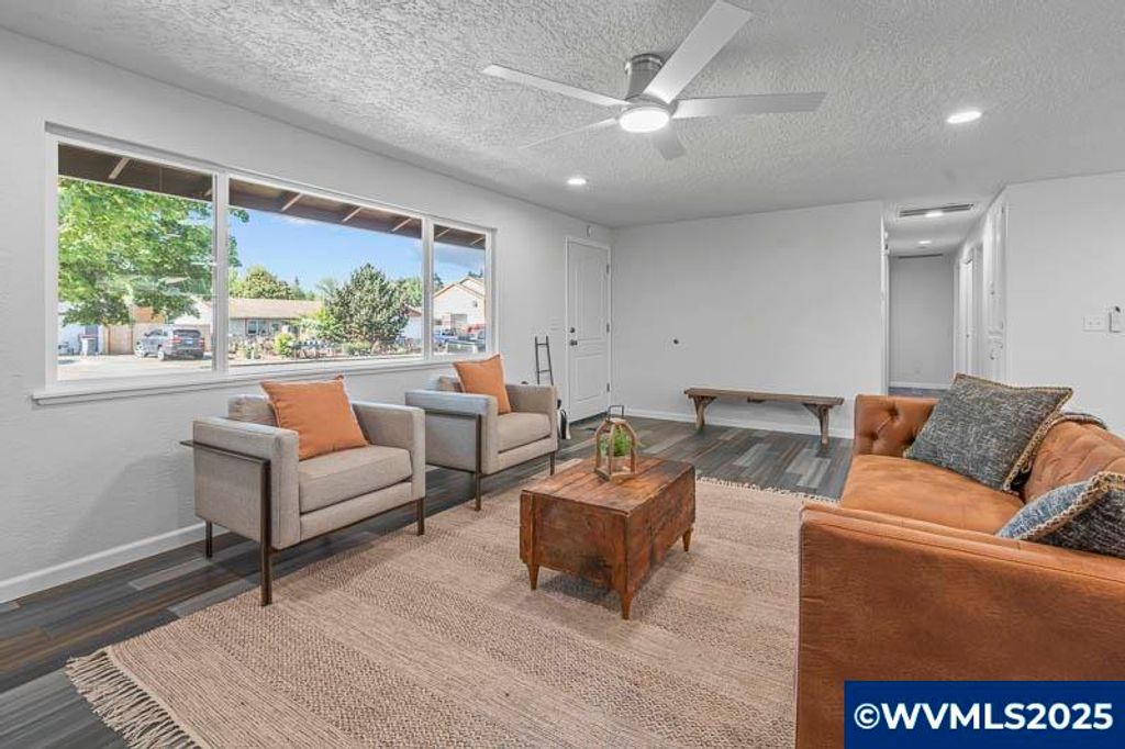 Image 19 of property listing at 611 NE Bockes Lp, Sheridan, OR 97378