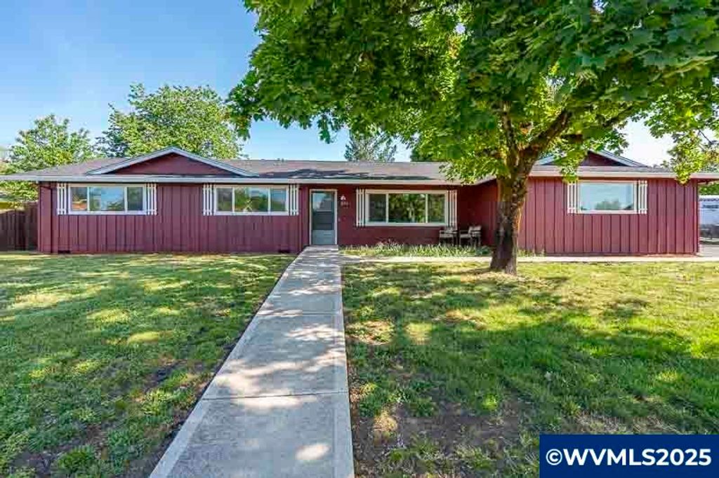 Image 2 of property listing at 611 NE Bockes Lp, Sheridan, OR 97378