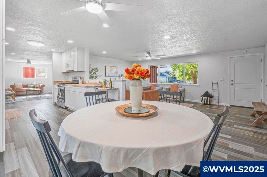 Image 21 of property listing at 611 NE Bockes Lp, Sheridan, OR 97378