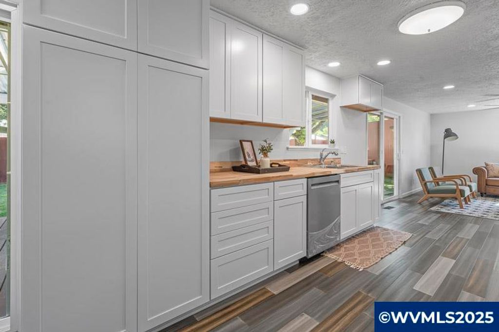 Image 23 of property listing at 611 NE Bockes Lp, Sheridan, OR 97378