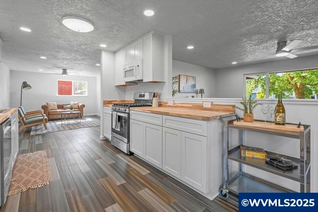 Image 24 of property listing at 611 NE Bockes Lp, Sheridan, OR 97378