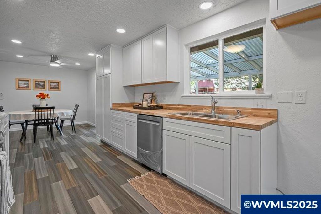 Image 27 of property listing at 611 NE Bockes Lp, Sheridan, OR 97378