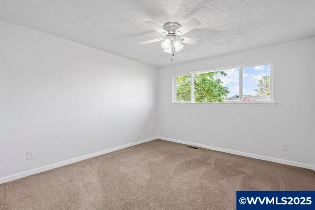 Image 32 of property listing at 611 NE Bockes Lp, Sheridan, OR 97378