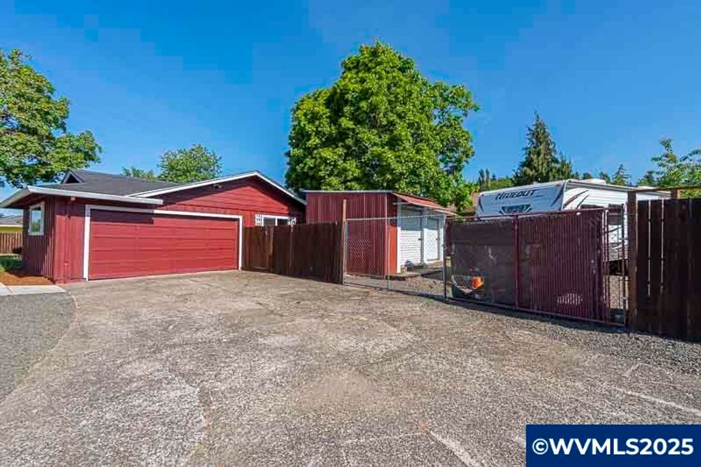 Image 4 of property listing at 611 NE Bockes Lp, Sheridan, OR 97378
