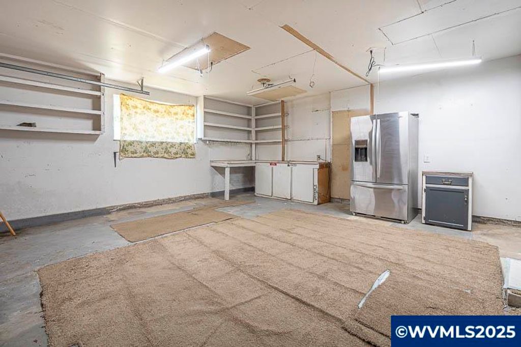 Image 40 of property listing at 611 NE Bockes Lp, Sheridan, OR 97378